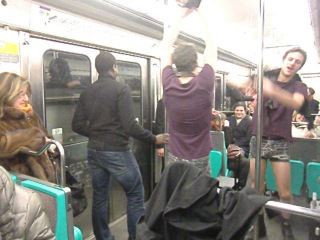 Стриптиз в Парижском метро